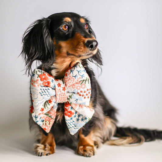 Luxury dog bows for collars.
Celebration Sailor bow tie dog cats embroidery fabric and gold label tag. High quality luxurious premium handmade pet accessory. Dog gift Sailor bow bop pop pets Beige Buff Natural Linen with floral flowers in coral, peach, olive, teal and light blue. Wedding bows for dogs organic freepeople bohemian style Bop Pop Pets